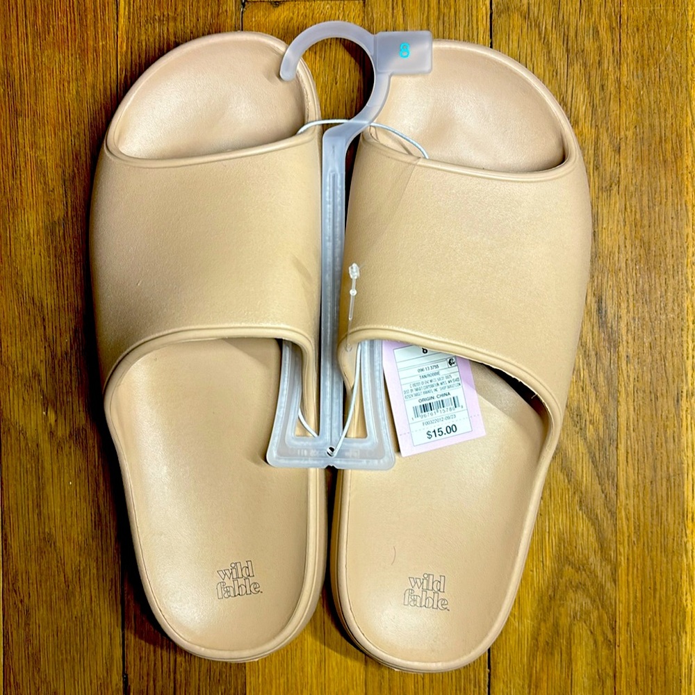 Woman slippers size 8 Color Tan